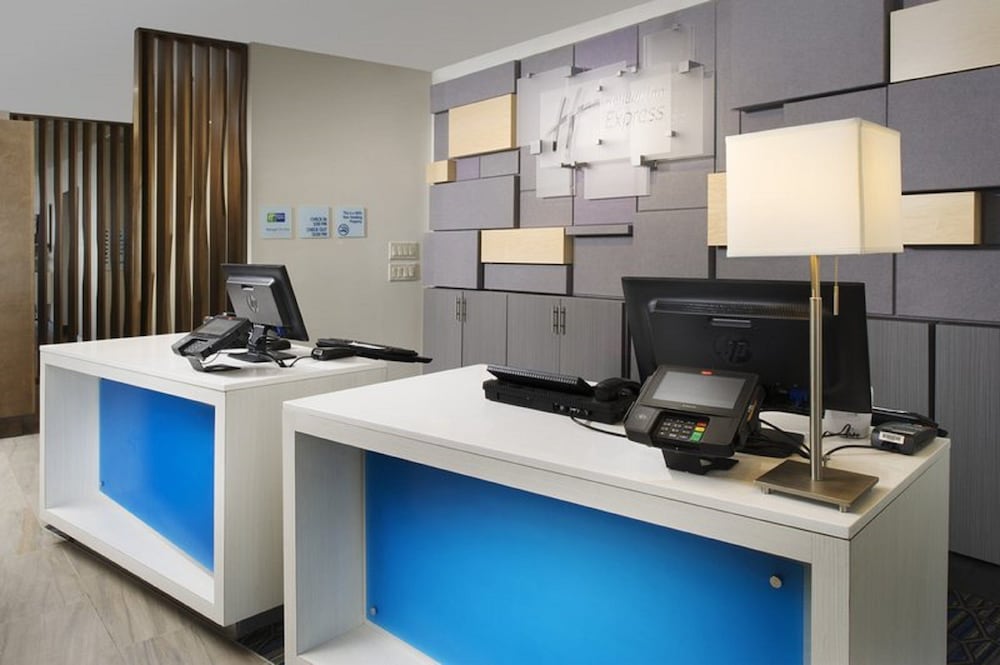Holiday Inn Express Suites Greenwood Mall 4/67