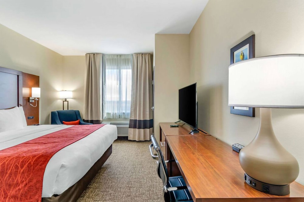 Comfort Inn & Suites Salina North 6/30