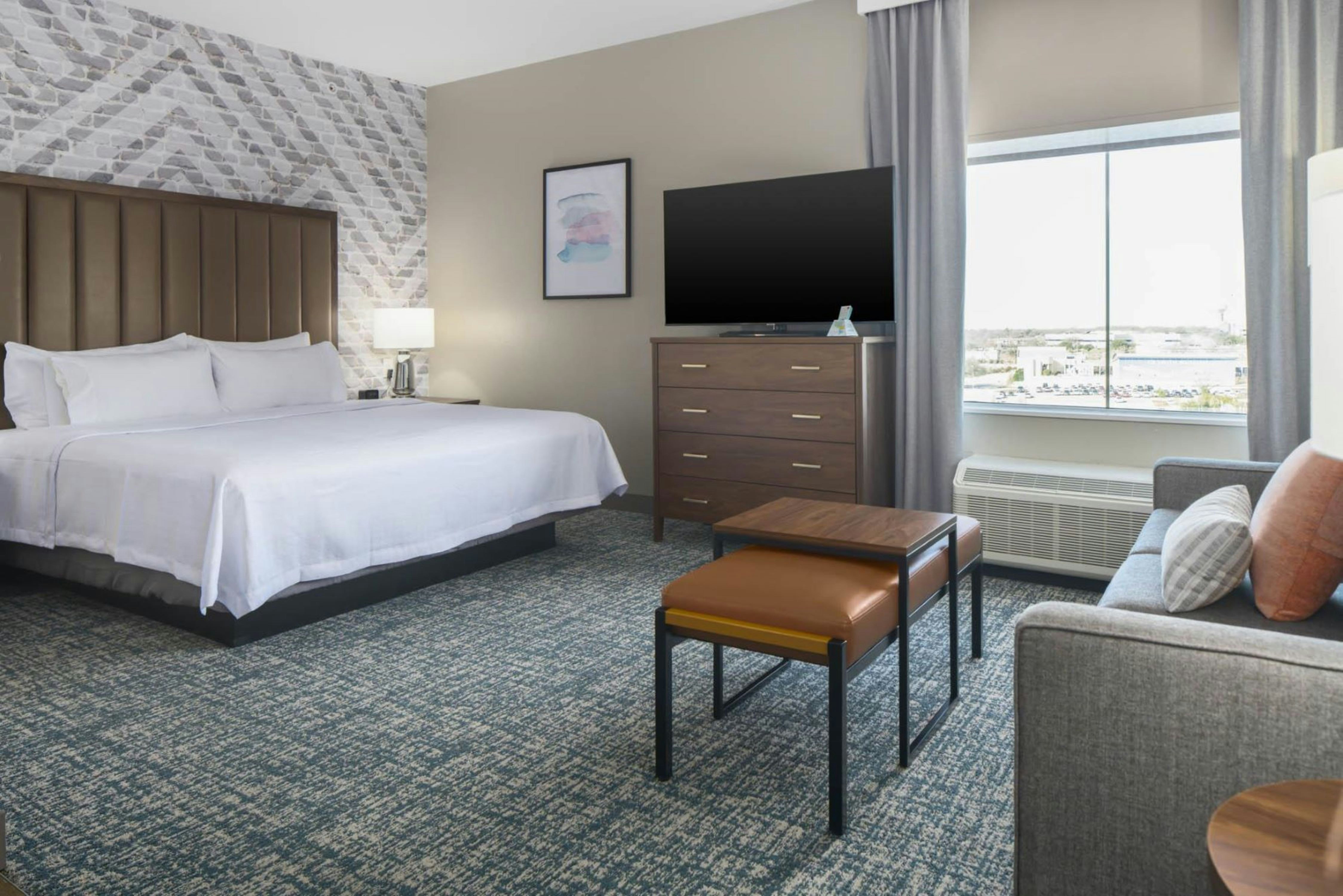 STUDIO, SUITE, KING BED