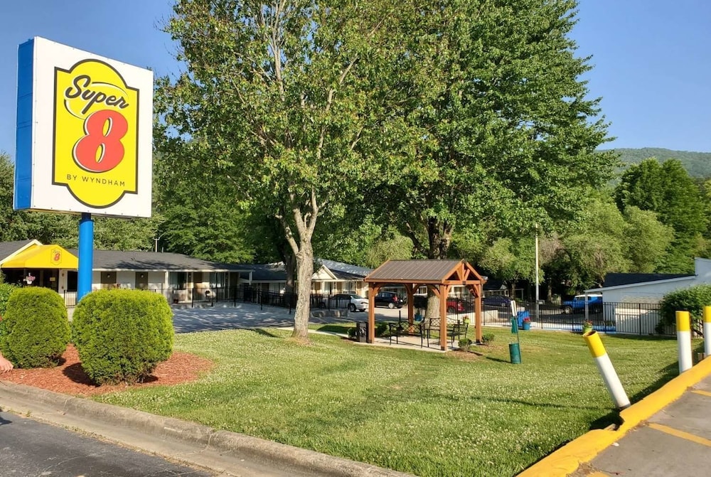 Super 8 by Wyndham Asheville/Biltmore 19/23