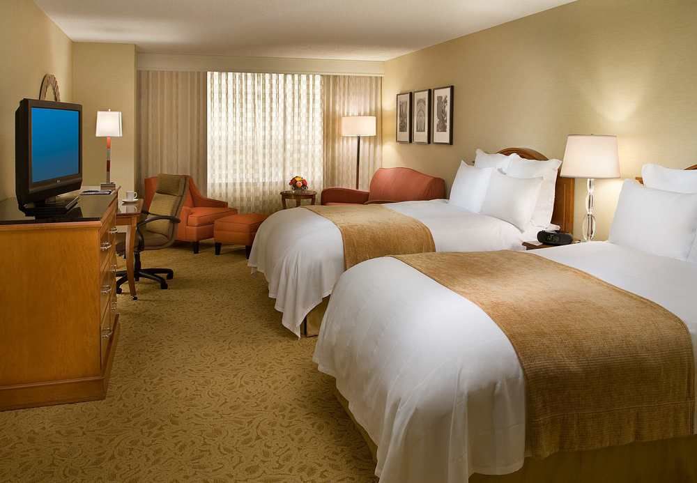 غرفة قياسية بسرير مزدوج، Toronto Airport Marriott 2/2