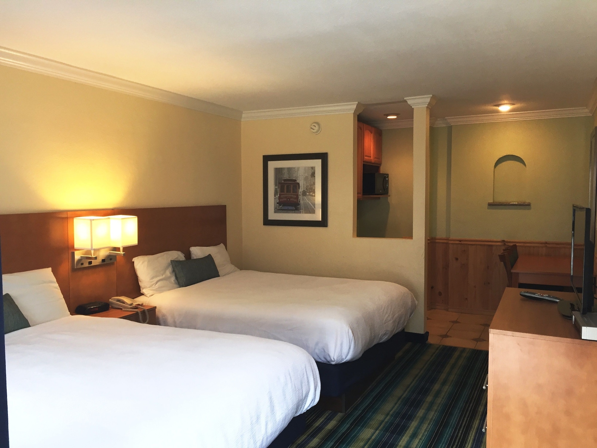 DELUXE, 2 QUEEN BEDS