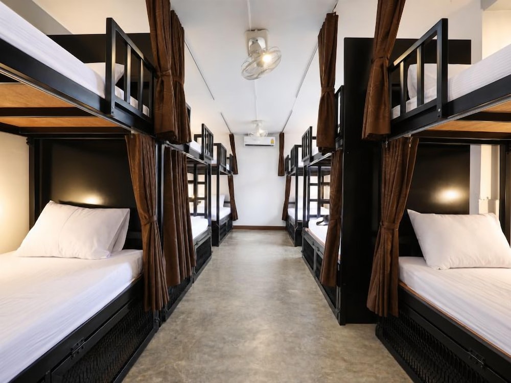 Female Dorm, 10 Beds, Adult Only