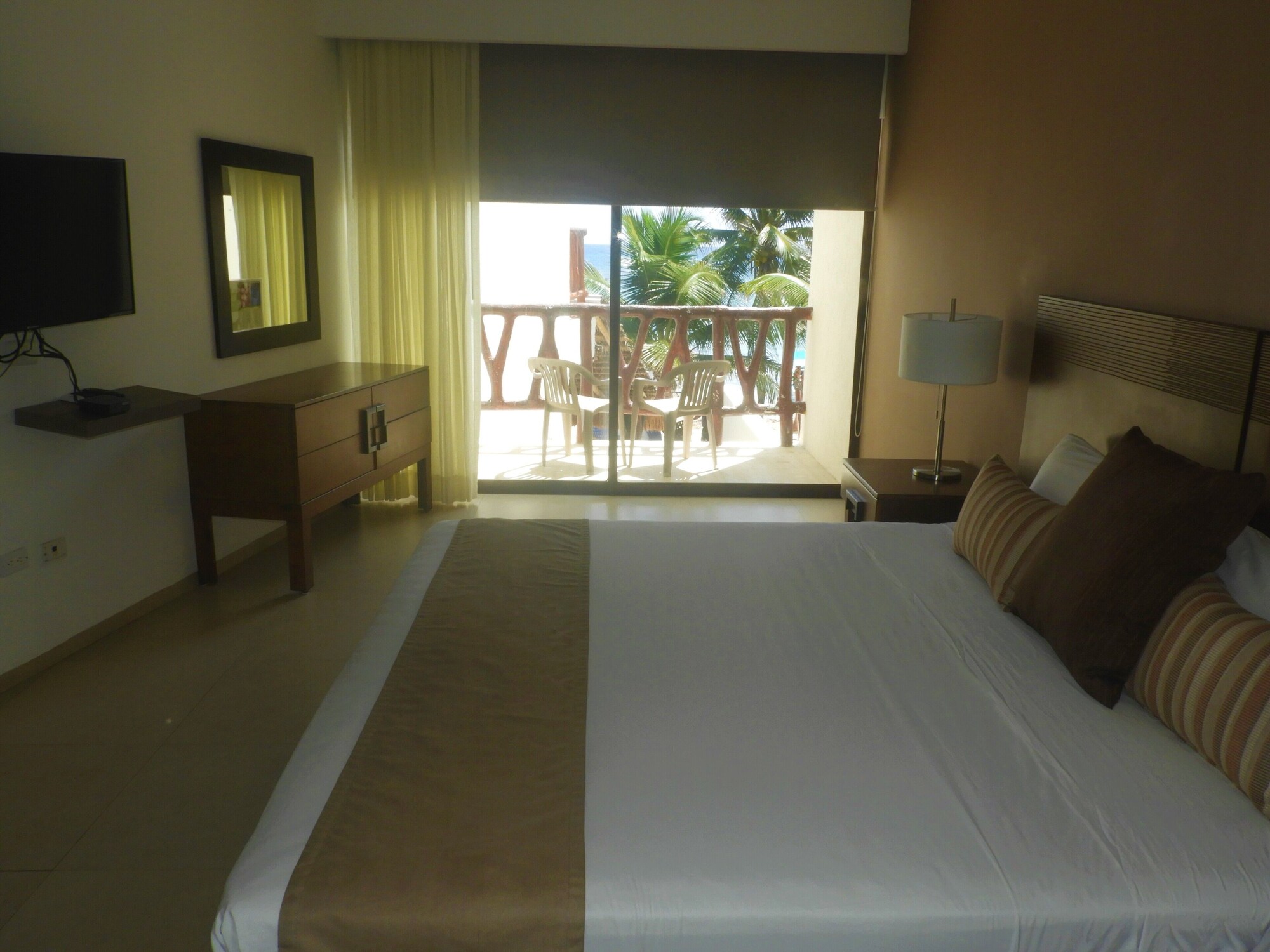 Standard, Queen Bed, Partial Ocean View