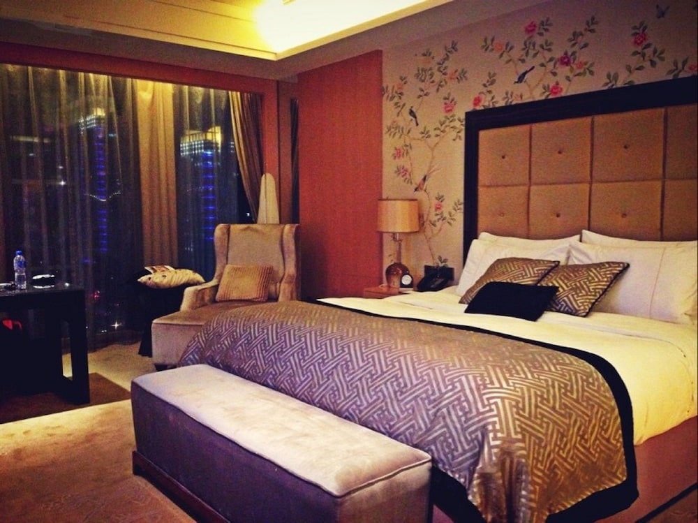JUNIOR SUITE, KING BED