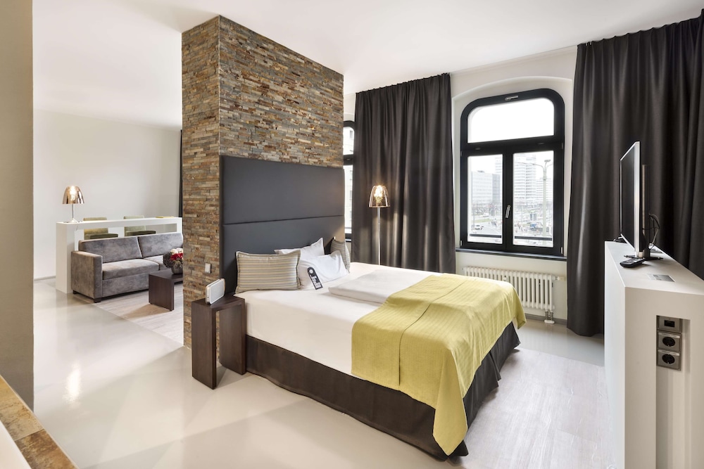 EXECUTIVE, SUITE