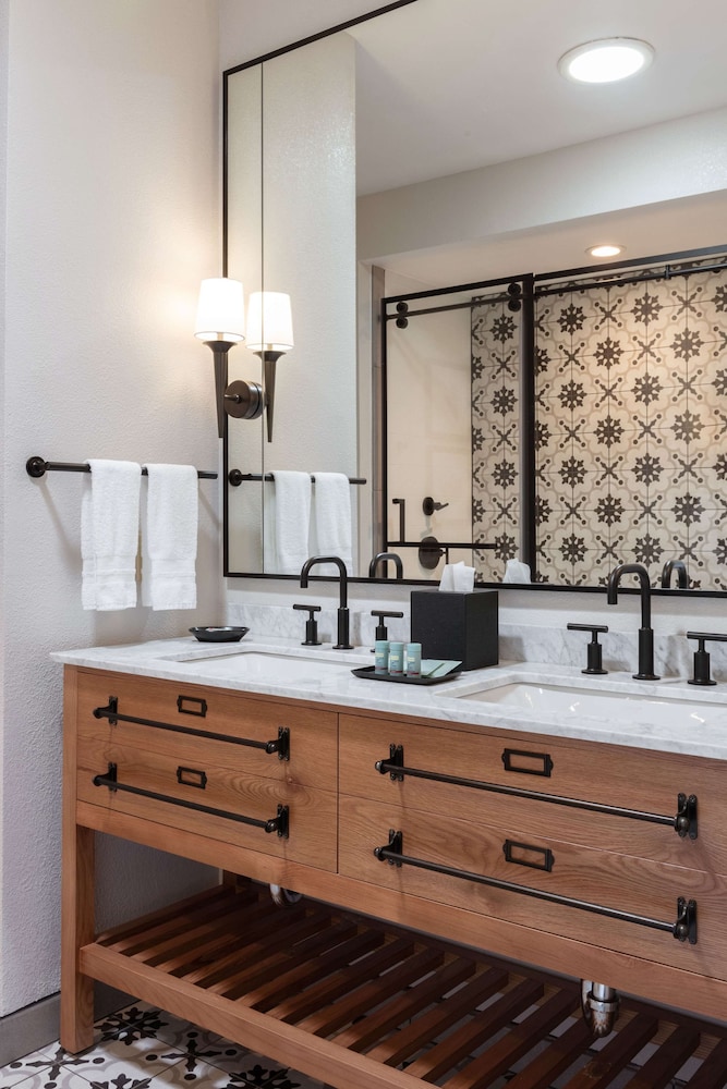 غرفة بسرير كينج بشرفة مع أريكة، The Lodge at Healdsburg, tapestry Collection by Hilton 6/7