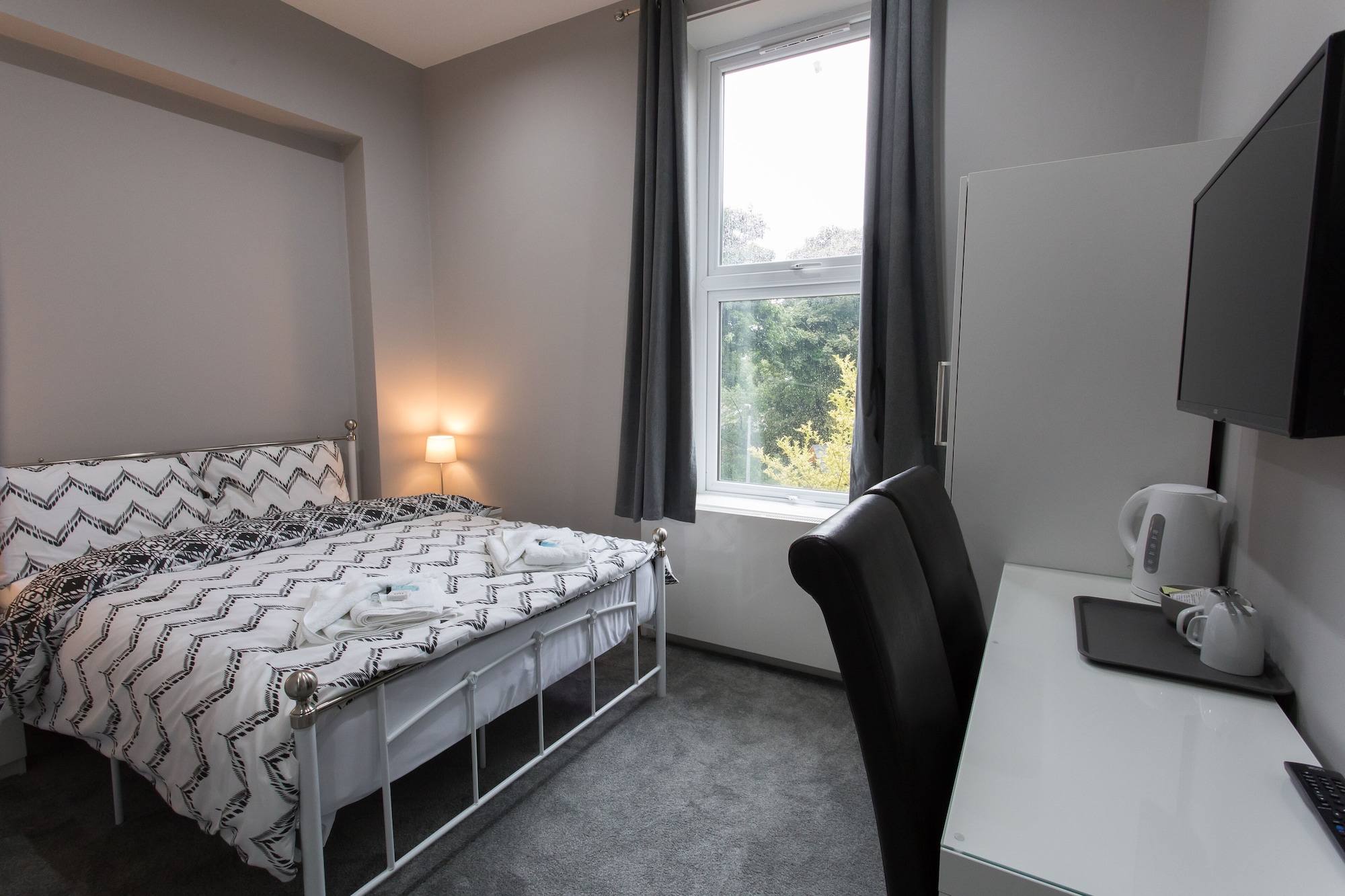 ROOM, DOUBLE BED