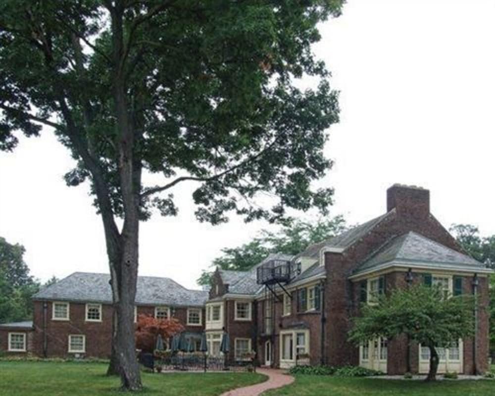Montague Inn 2/73