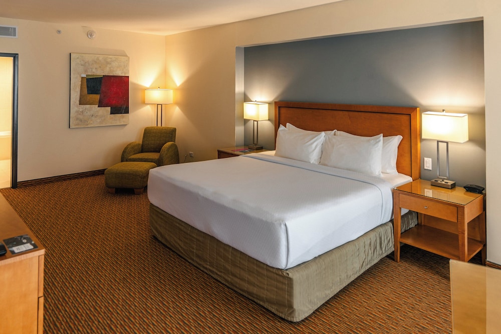 Junior Suite, King Bed, Club Lounge Access, Club Floor