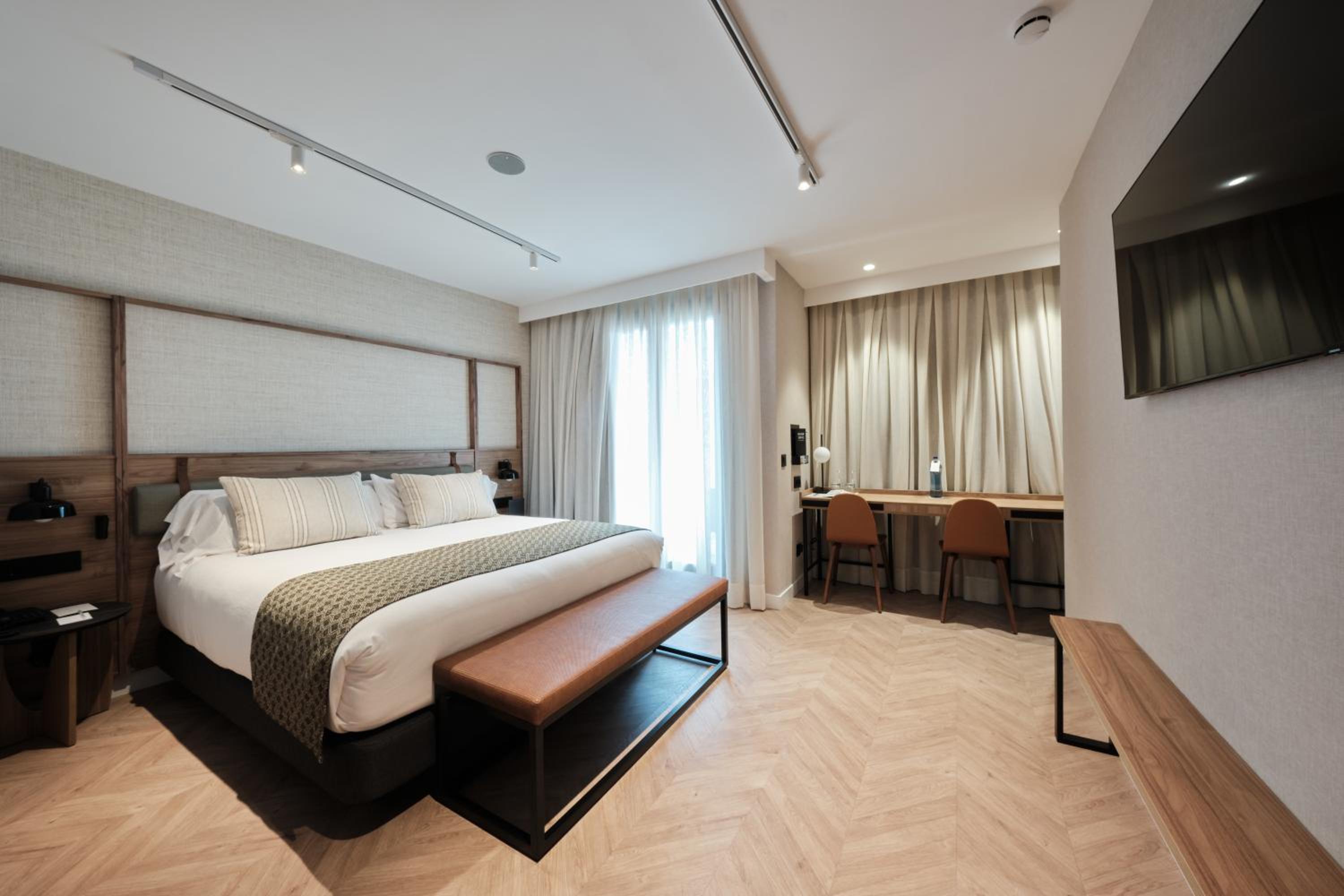 Junior Suite, Deluxe, Queen Bed