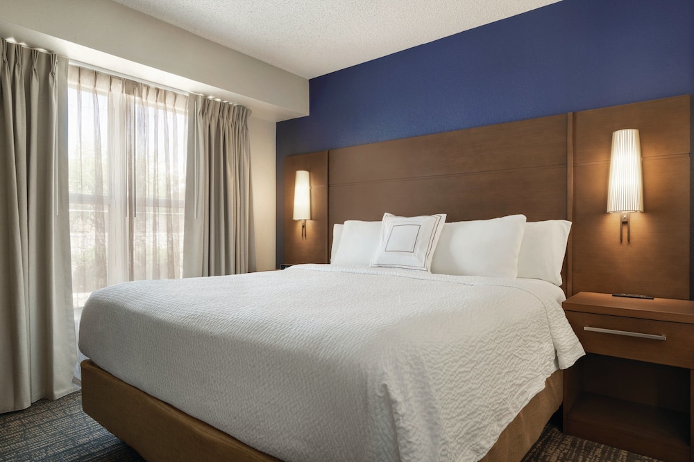 1 BEDROOM, SUITE