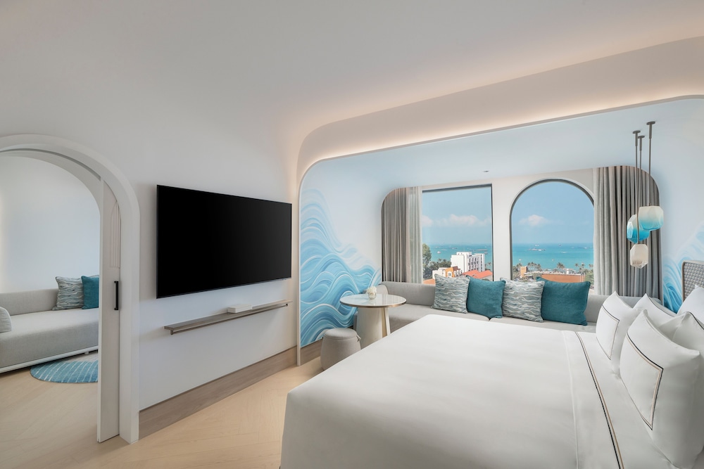 2 Bedrooms, the Level, Suite, King and Twin Beds