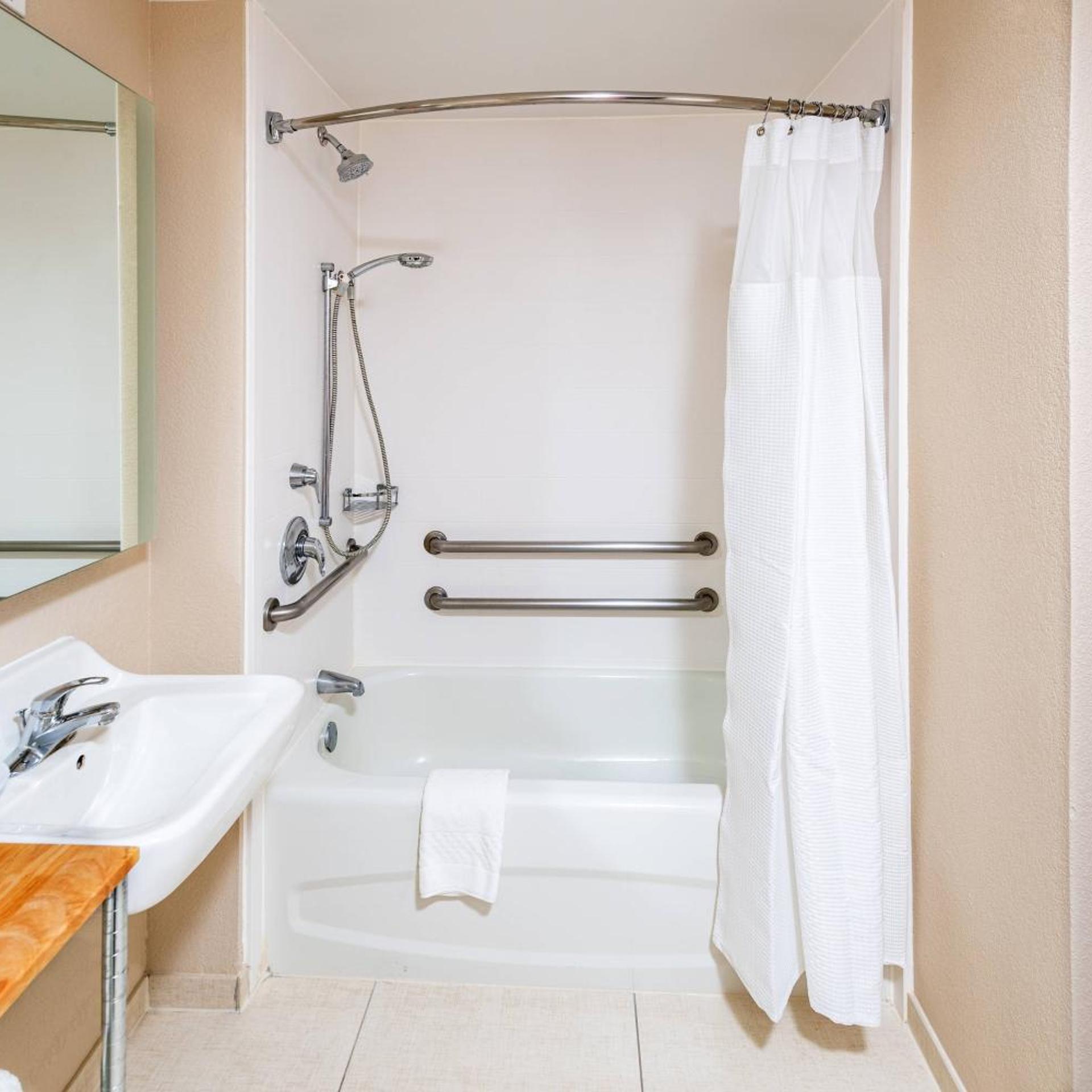 جناح بسرير كوين مع أريكة بحوض استحمام لذوي الإعاقة، Springhill Suites Houston Medical Center Nrg Park 6/8