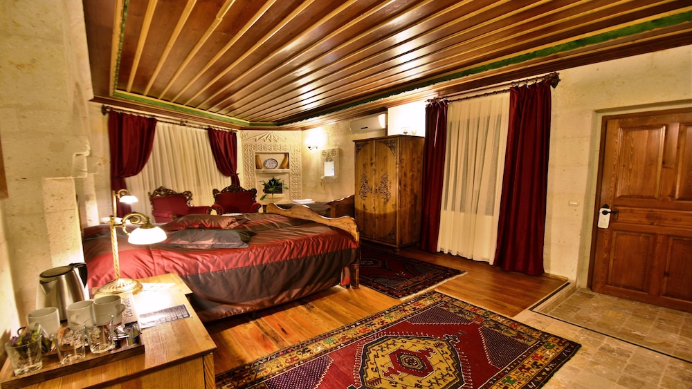 Harman Cave Hotel 6/78