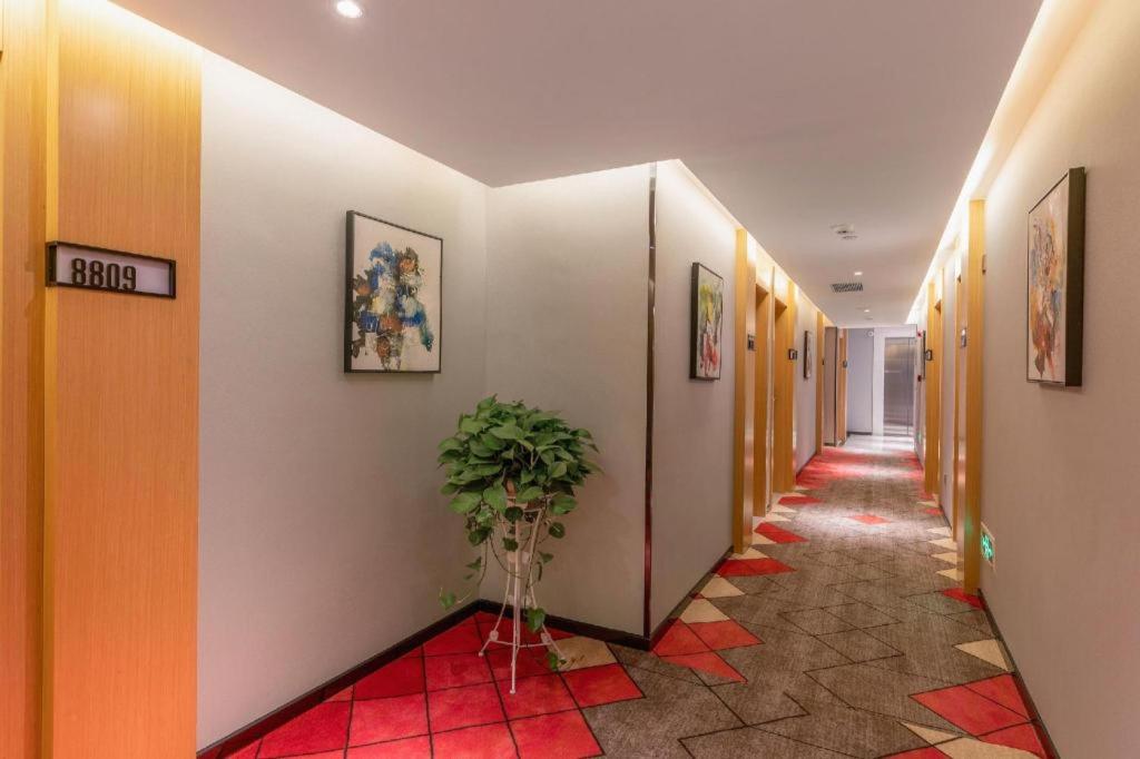 Borrman Hotel (Guangzhou Shisanhang Ximenkou Metro Station) 41/58