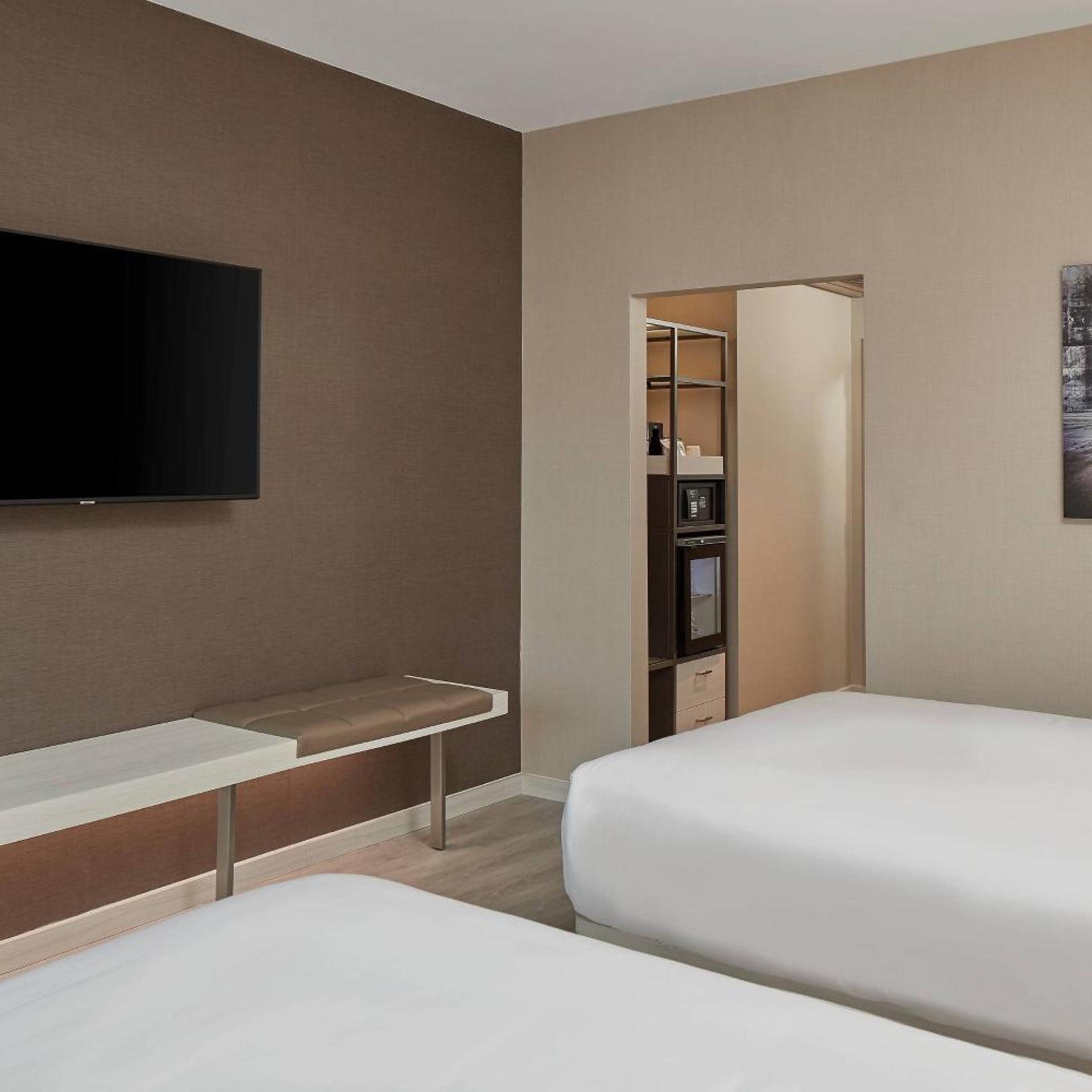 غرفة بسريرين كوين بحوض استحمام لذوي الإعاقة، AC Hotel by Marriott Greenville 2/5