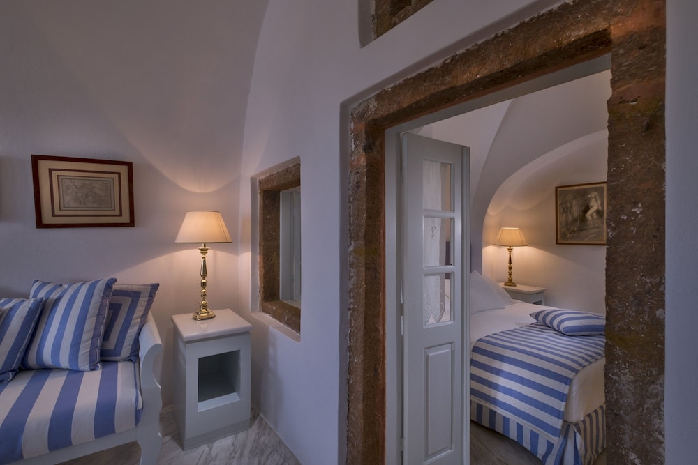 Ambassador, Sunset, Suite, King Bed, 2 Sofa