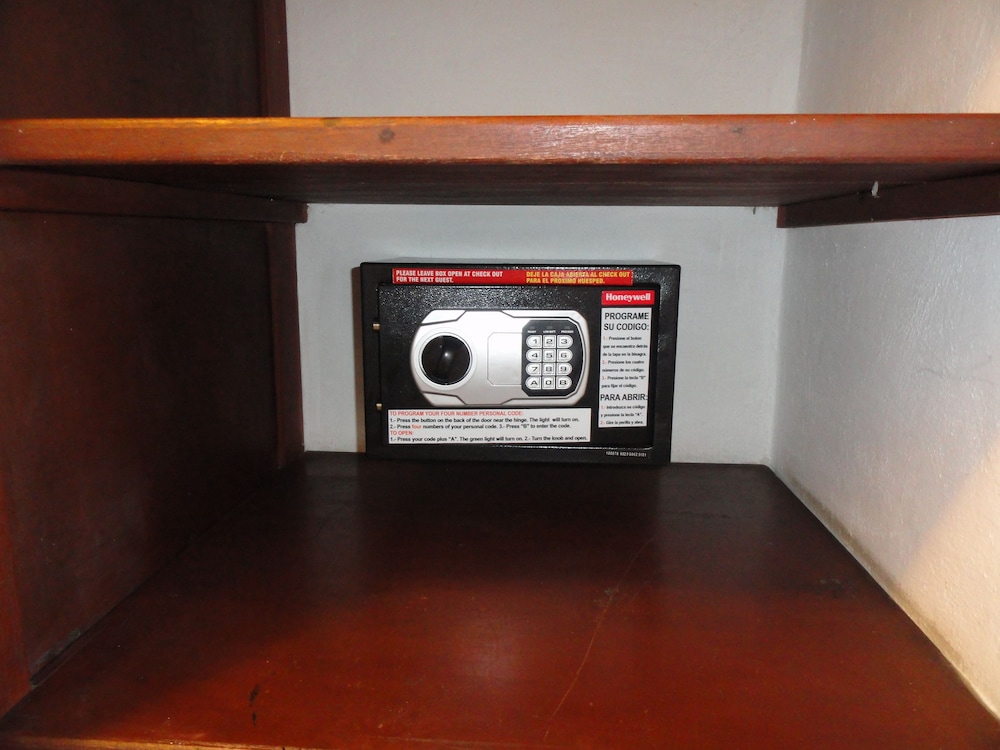 Las Dalias Inn 7/60