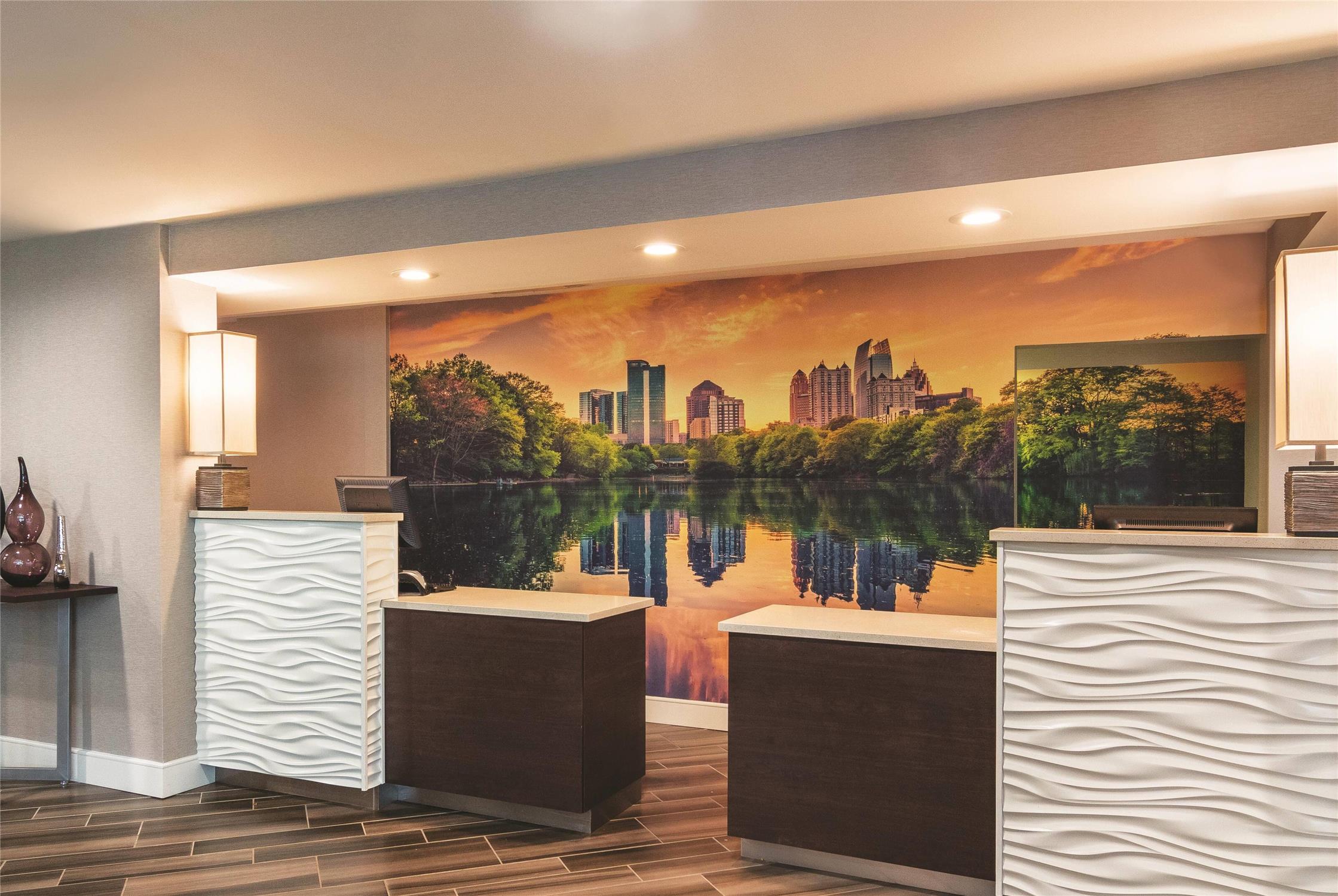 La Quinta Inn & Suites by Wyndham Atlanta Perimeter Medical 15/45