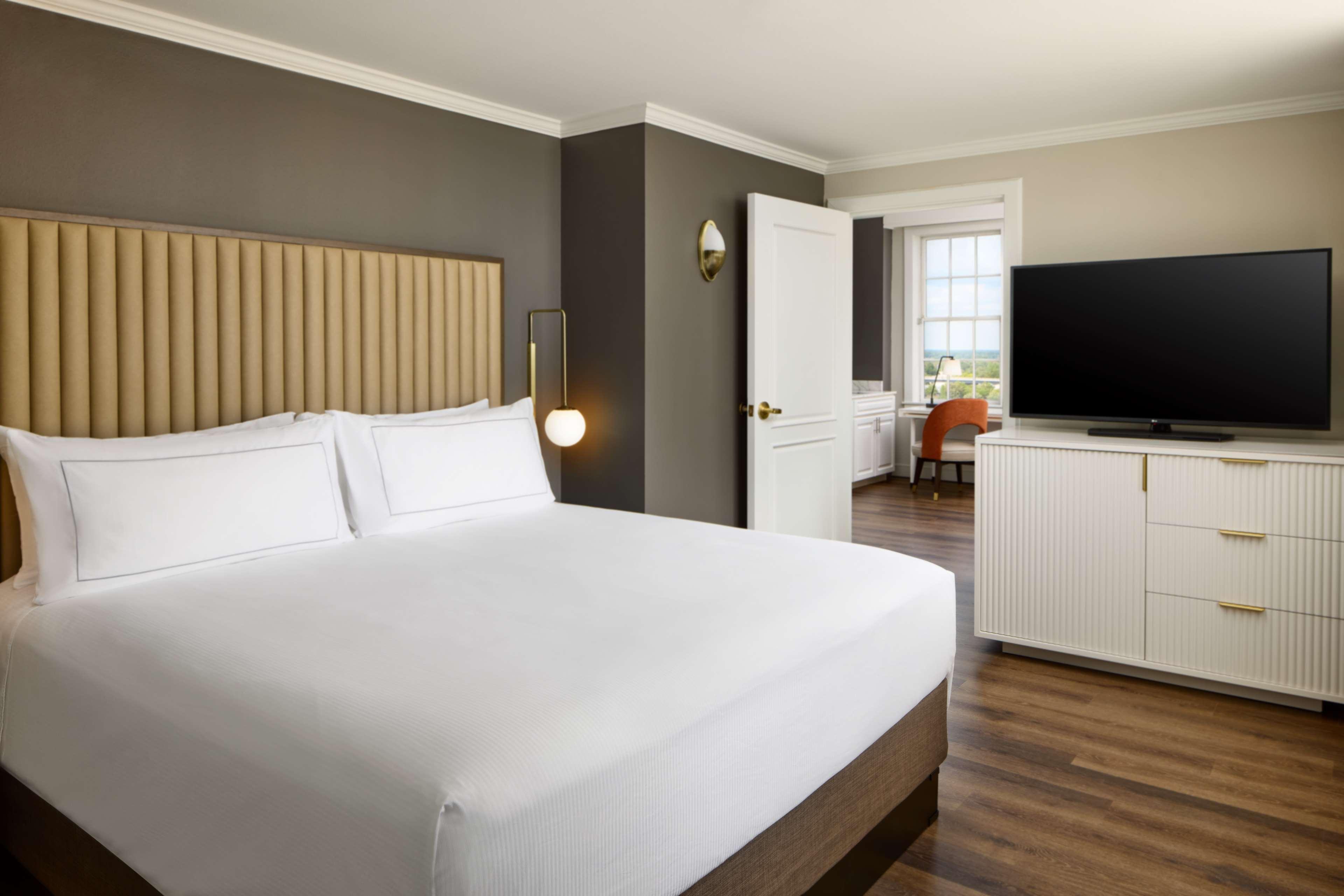 Suite, Lake View