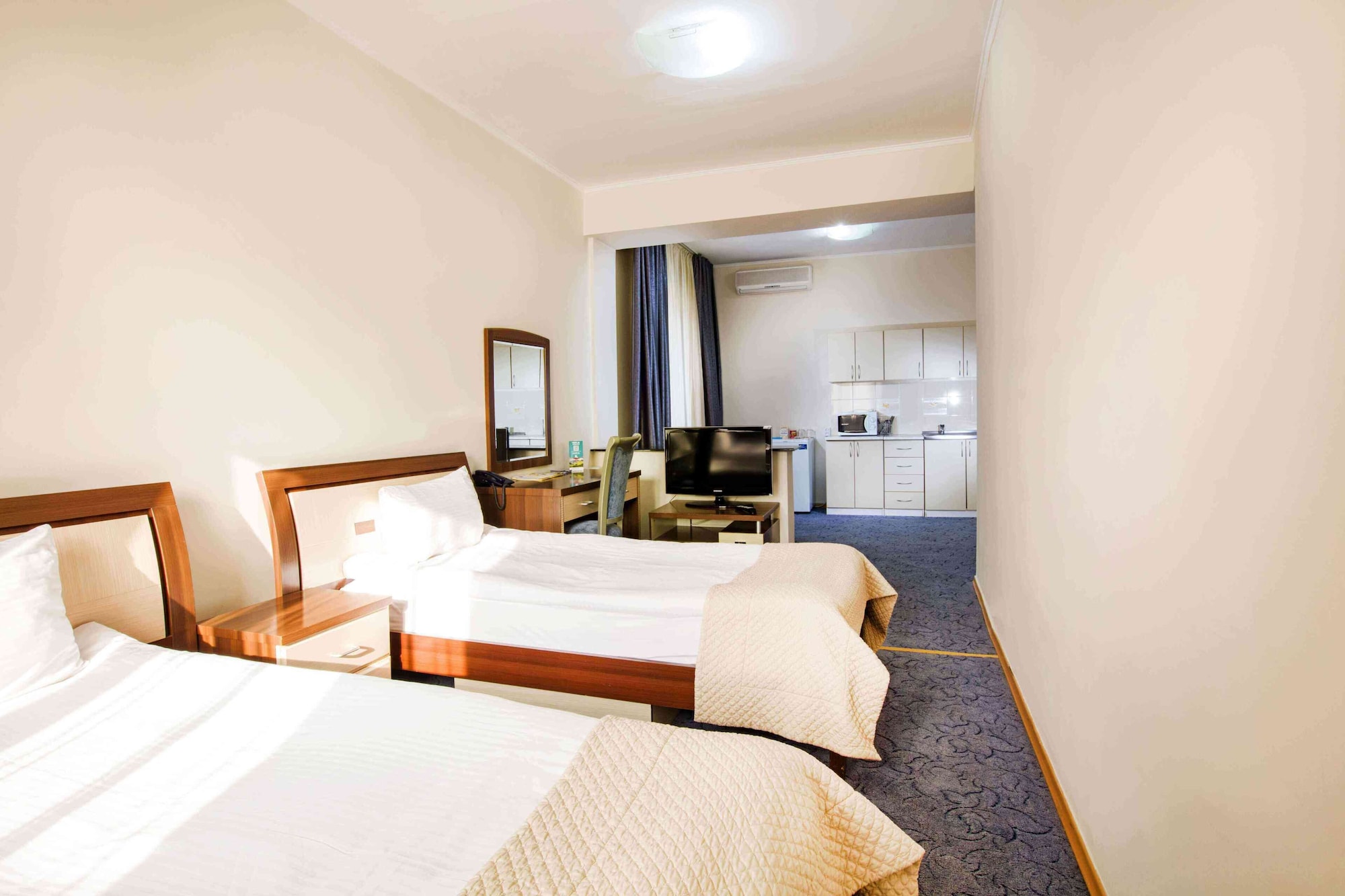 FAMILY, TWIN BEDS