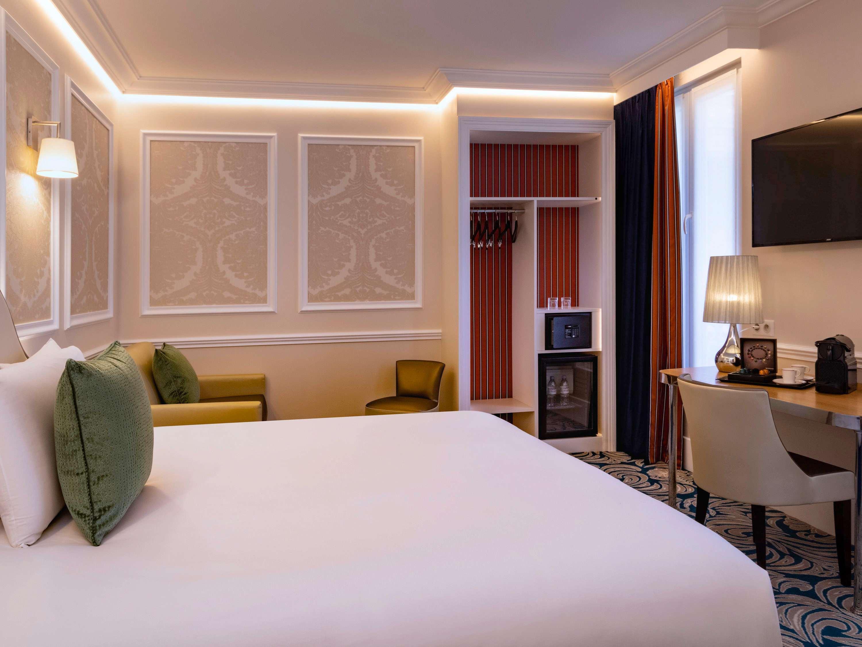 PRIVILEGE, DOUBLE BED