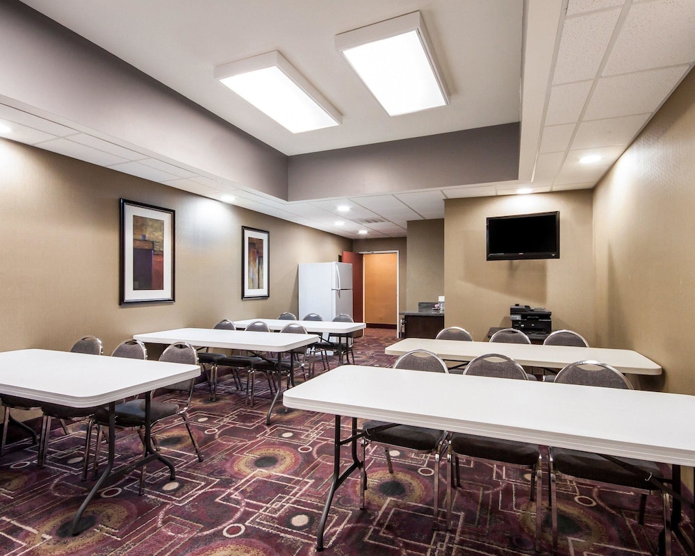 Comfort Suites Pecos 38/42