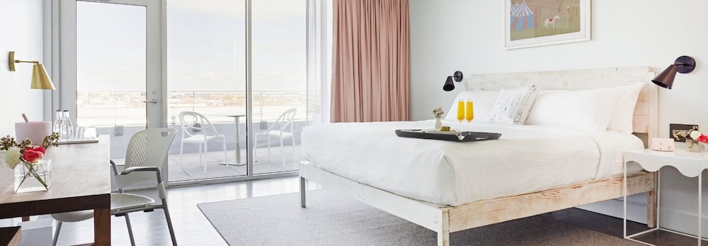 ROOM, KING BED, BALCONY