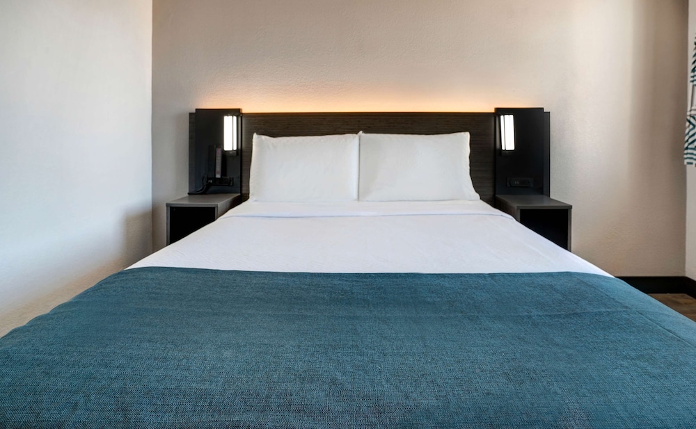 Motel6 Bakersfield, CA - South 17/54