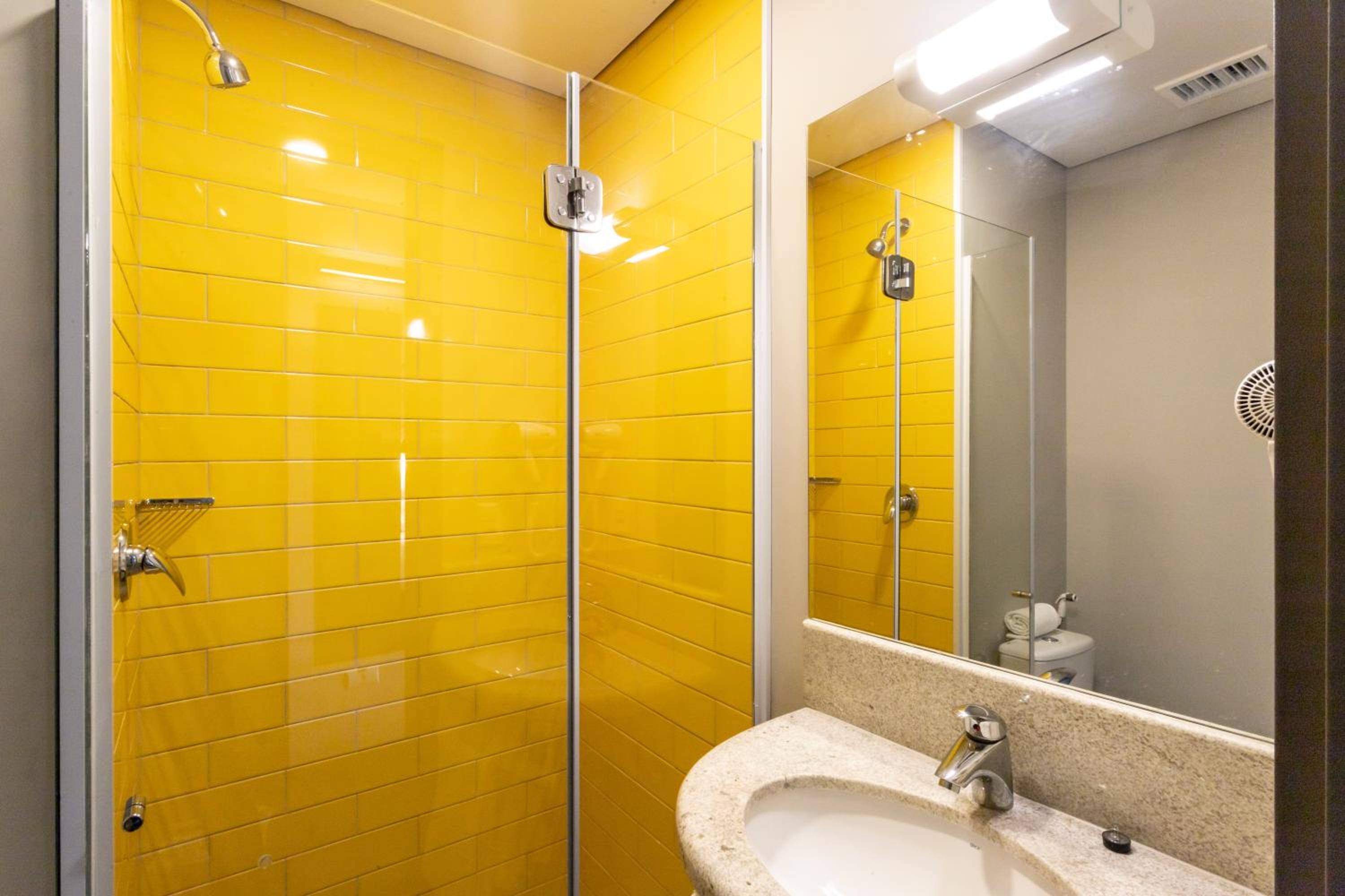 غرفة بسرير مزدوج وسرير فردي مع أريكة، Ibis Palmas Avenida Jk Hotel 6/8