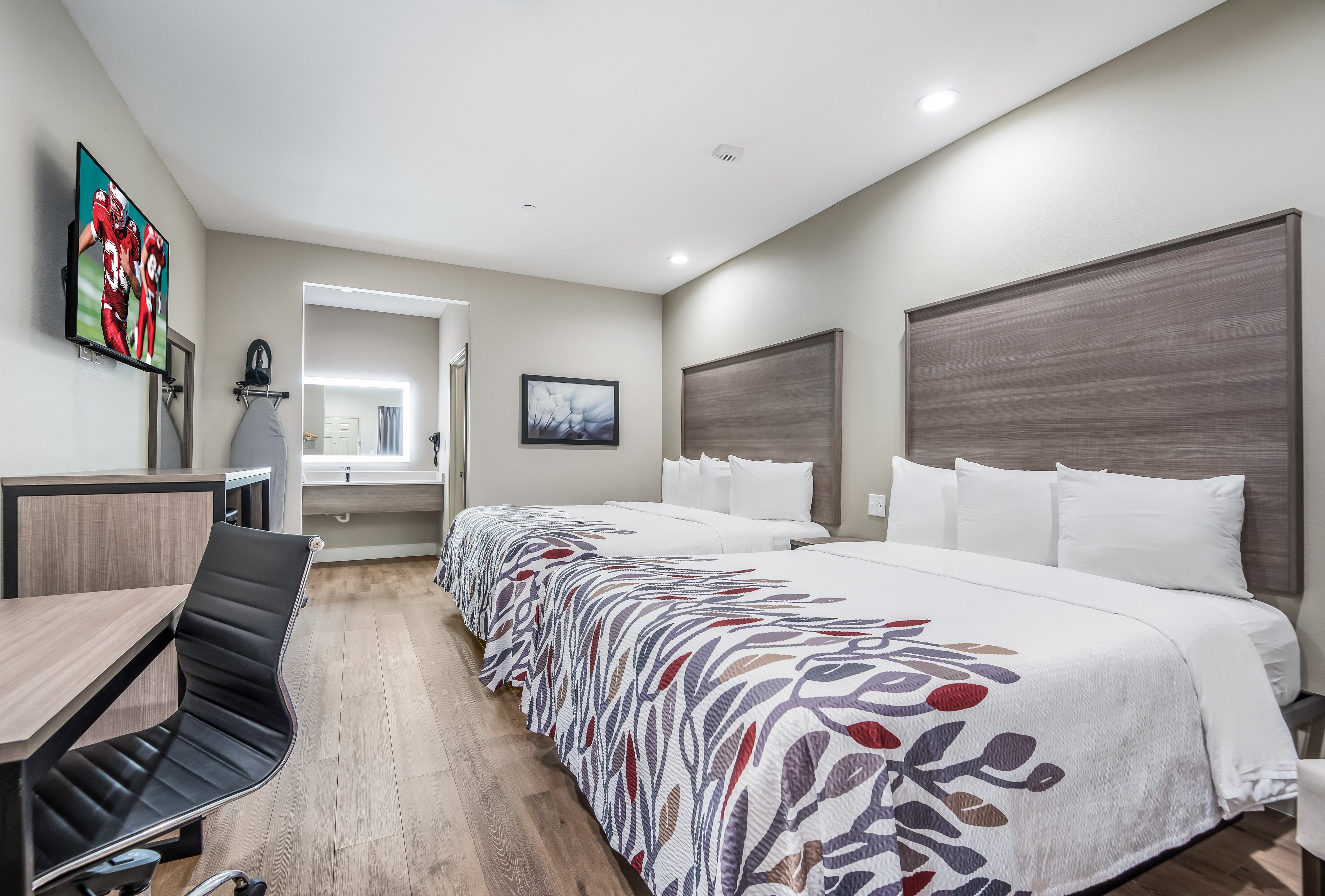 DELUXE, 2 QUEEN BEDS, SMOKING