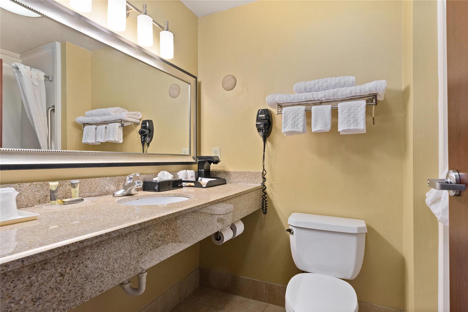 Portland Inn & Suites Portland, TN 35/35