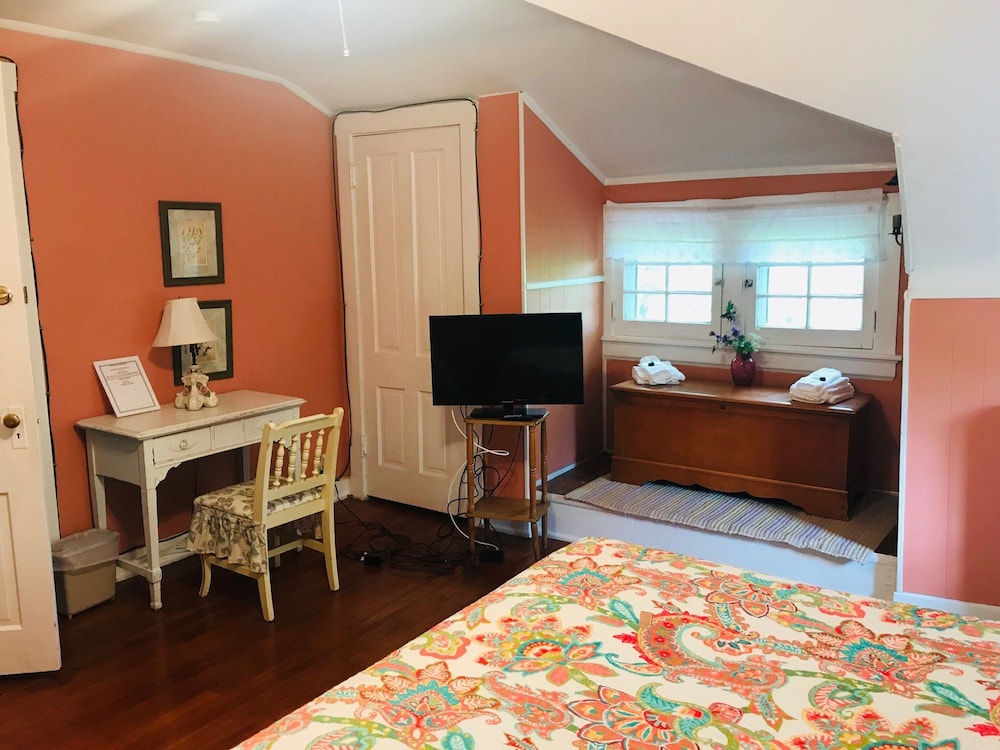Six Acres Bed Breakfast 23/33