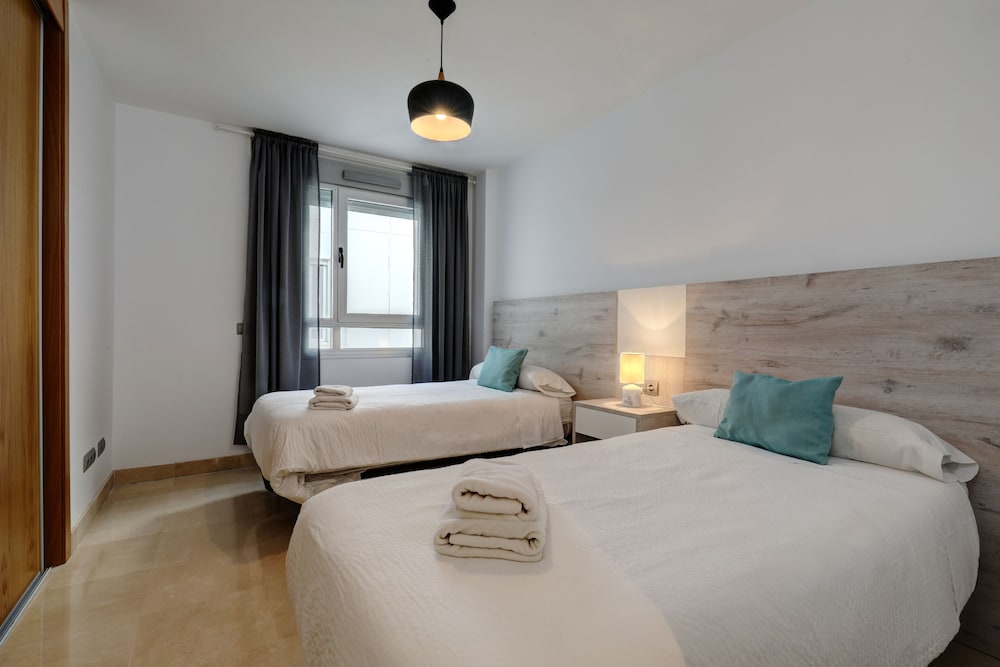 3 Bedrooms, Deluxe, Apartment, 1 Queen and 4 Single Beds, Aqua Apartments Marbella 2/5