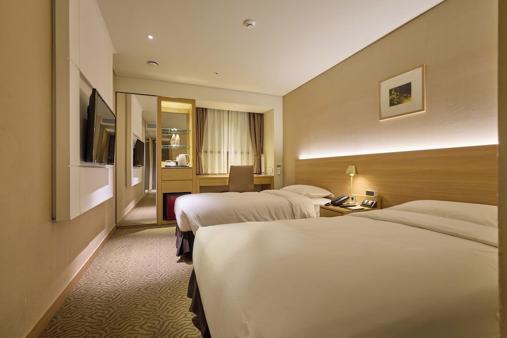 Room, Twin Beds, No Window, Bathtub