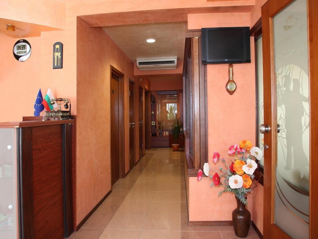 Contessa Hotel 4/45