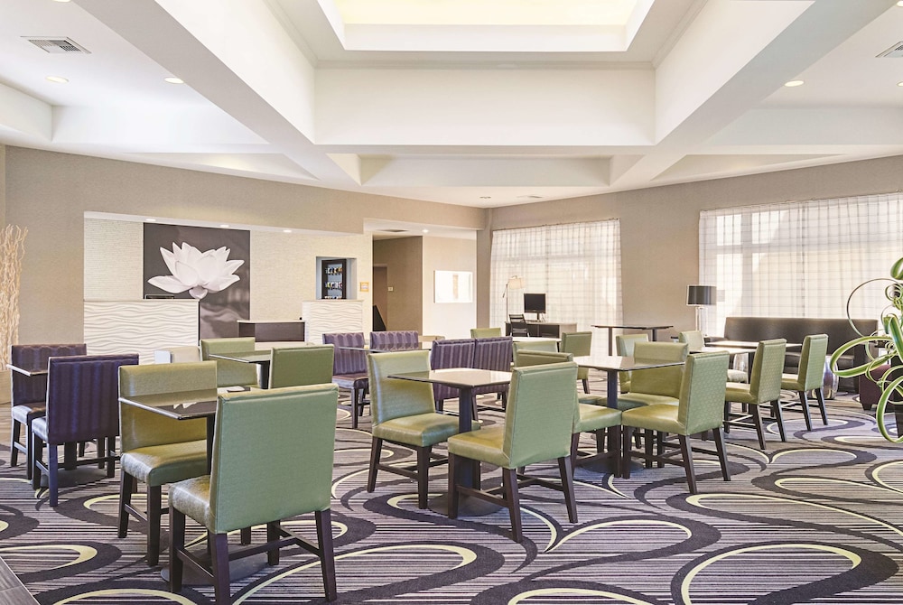 La Quinta Inn & Suites by Wyndham Ontario Airport 41/58