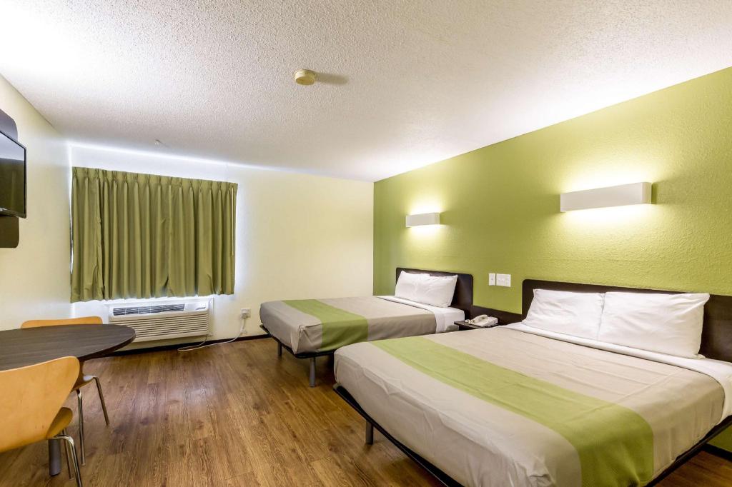 2 Queen Beds - Non-Smoking, Micfridge