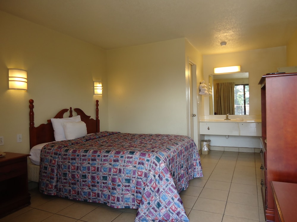 Super 6 Inn & Suites 21/40
