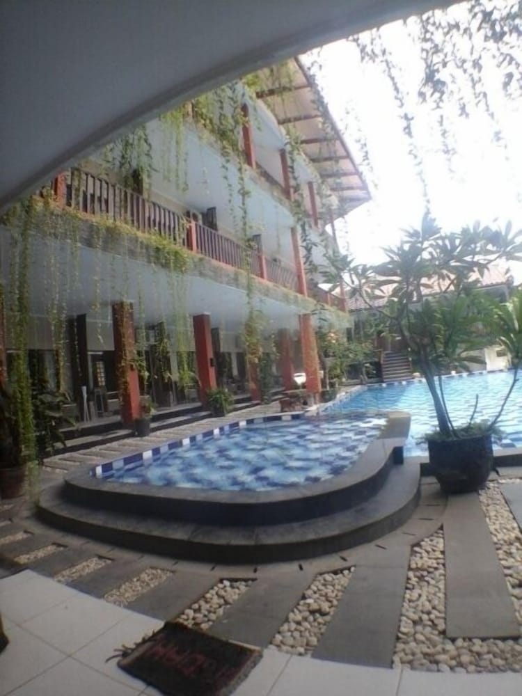 Holiday Beach Inn 13/15