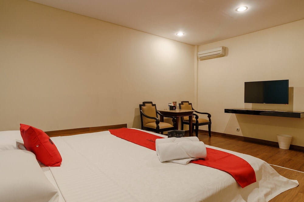 RedDoorz Plus near Dunia Fantasi Ancol 11/19