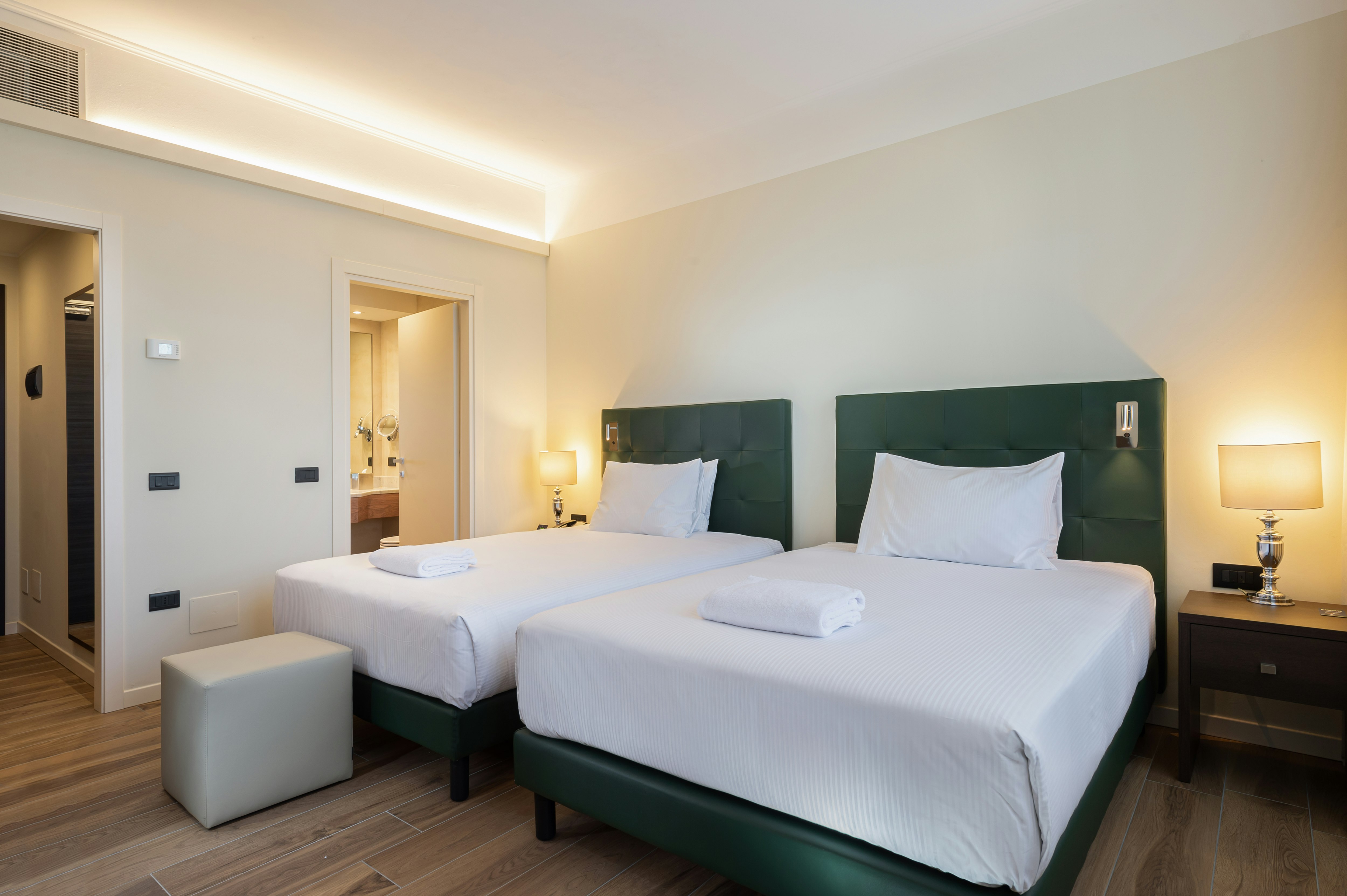 DELUXE, 2 DOUBLE BEDS