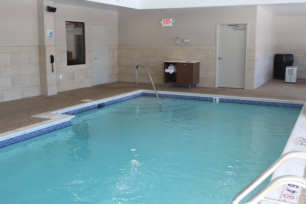 Holiday Inn Express Hotel And Suites Bradley Airport 36/74