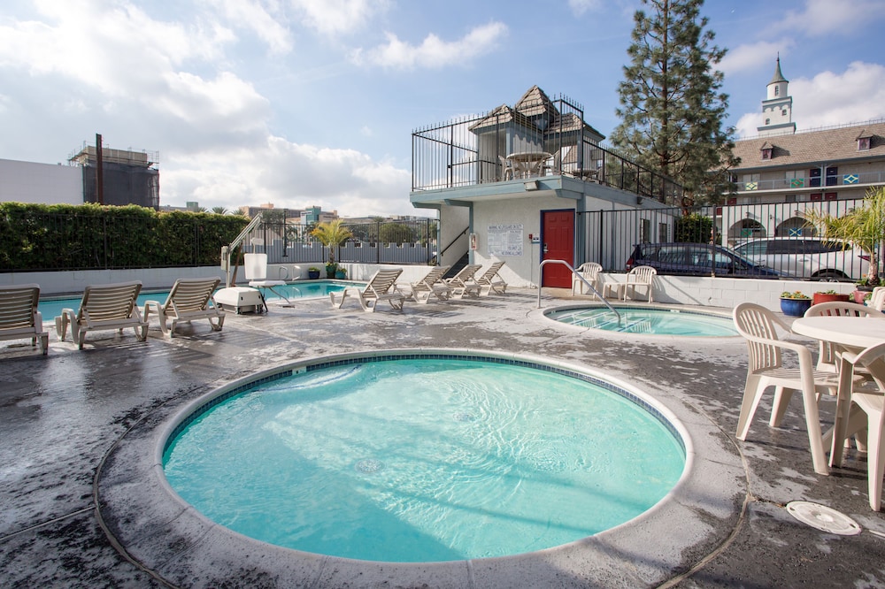 Castle Inn And Suites 33/38