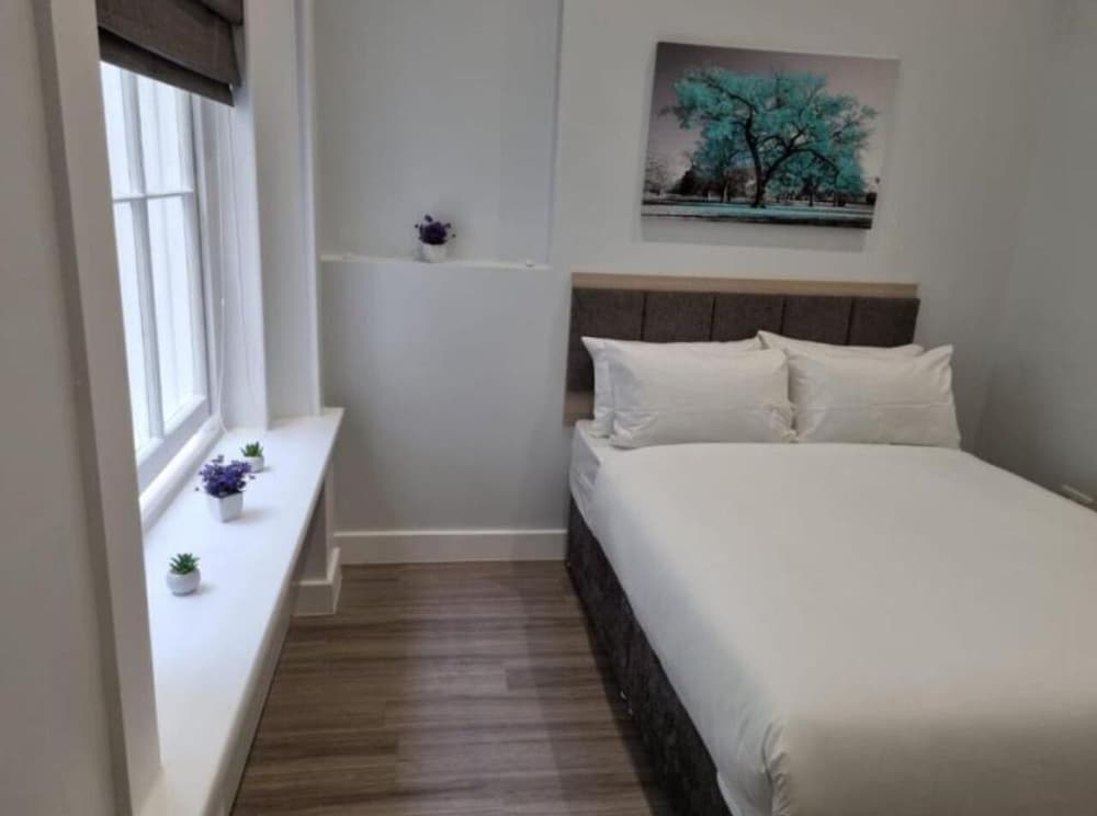 HYDE PARK SUITES 16/55