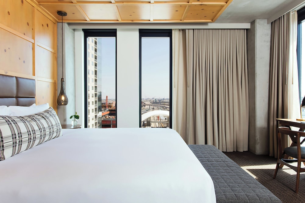Deluxe, King Bed, Station View