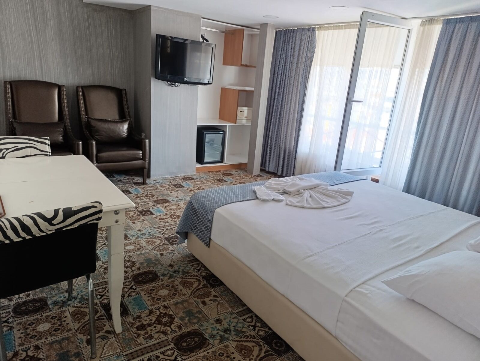 DELUXE, DOUBLE BED