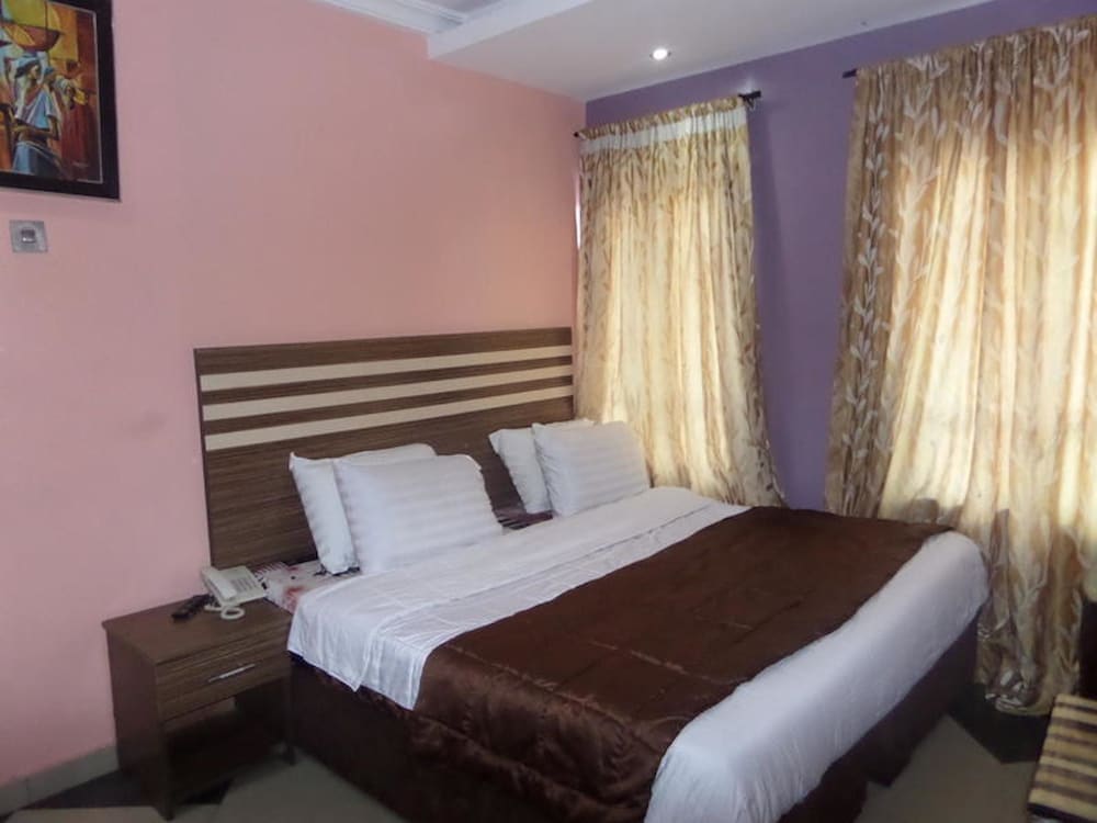 EXECUTIVE, QUEEN BED