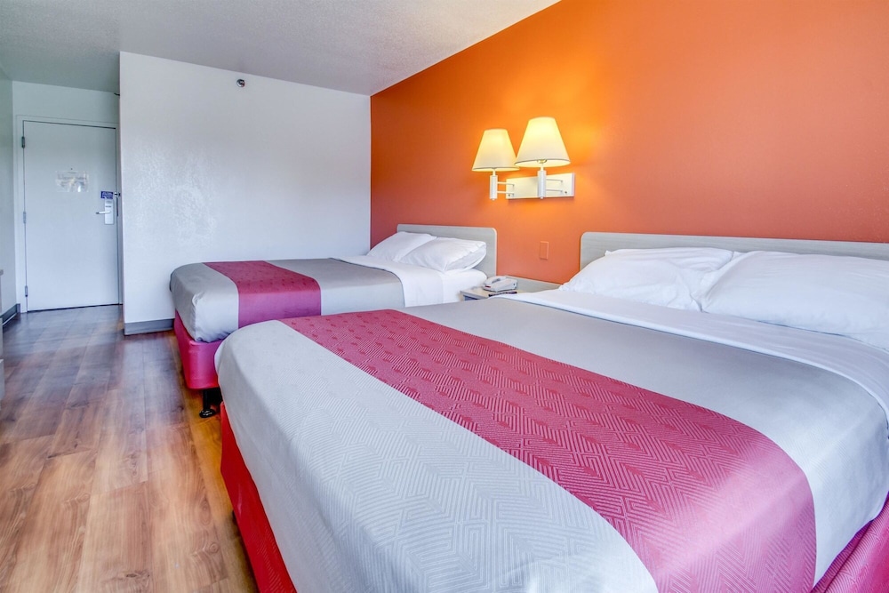Motel6 Amherst, NY - Buffalo 24/44